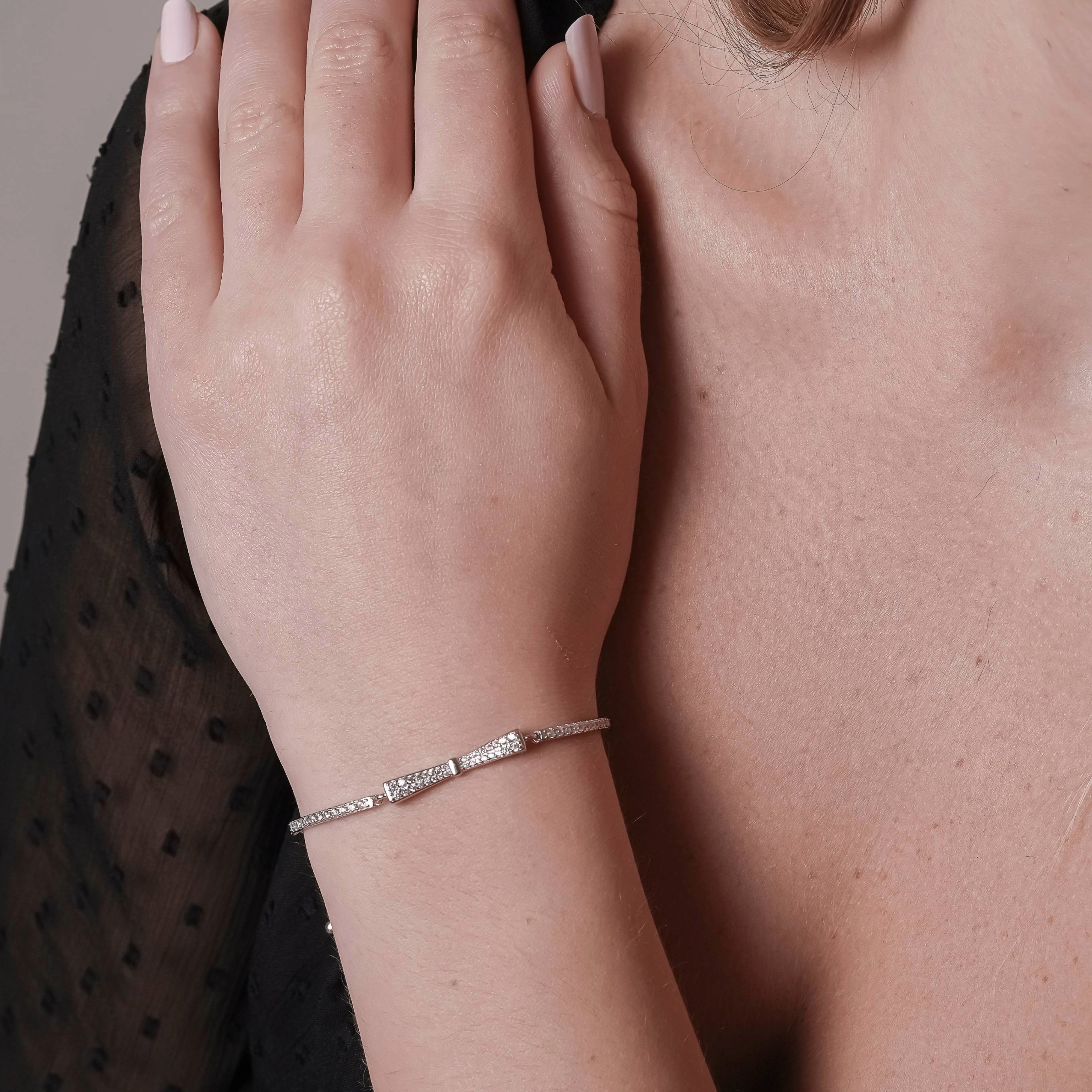 Elegant Bow Design Bracelet