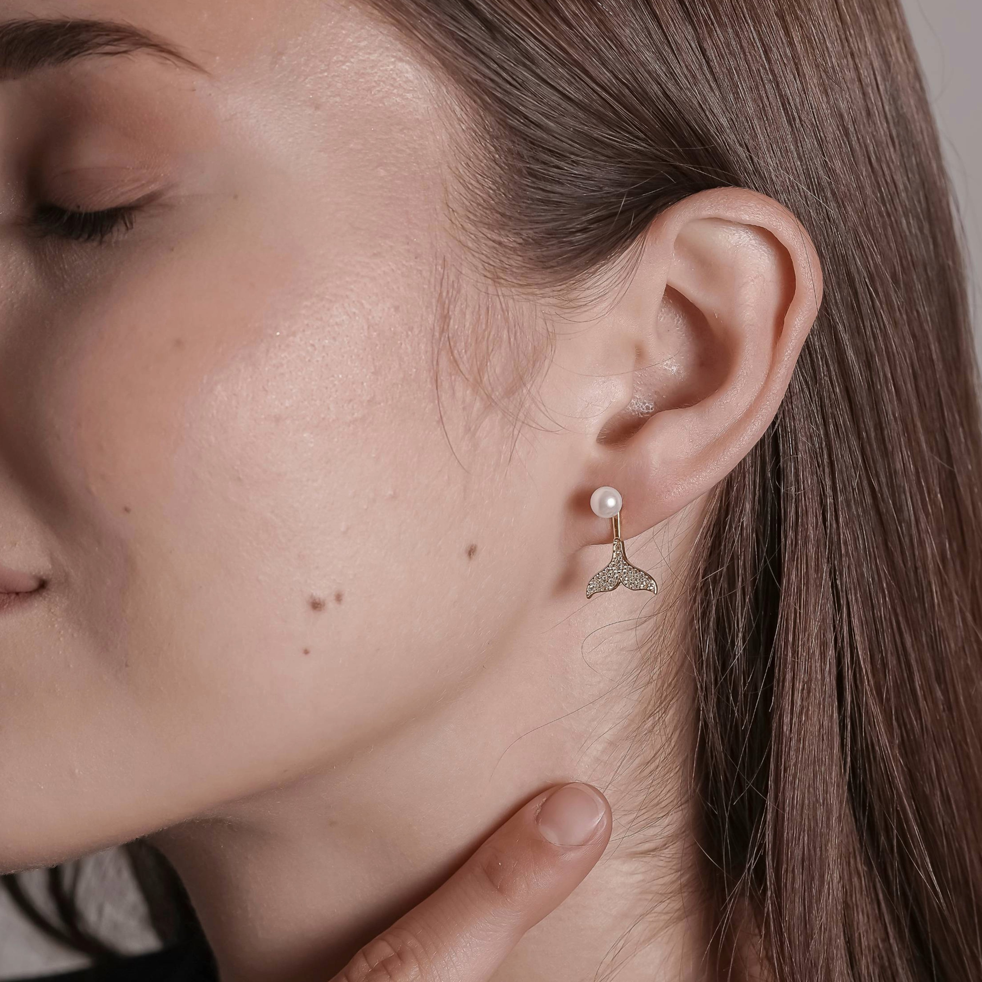 Wing-Shaped Stud with Freshwater Pearl